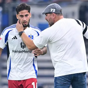 Steffen Baumgart kneift Ludovit Reis in die Wange
