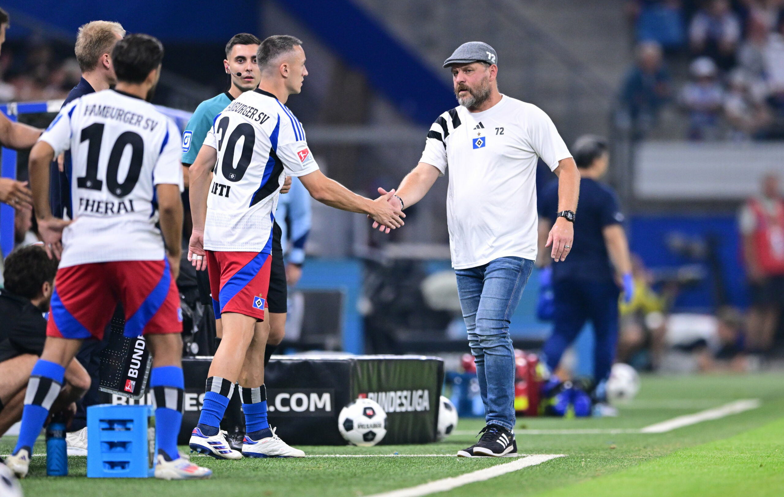 HSV-Trainer Steffen Baumgart bringt Silvan Hefti und Immanuel Pherai ins Spiel.