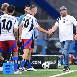 HSV-Trainer Steffen Baumgart bringt Silvan Hefti und Immanuel Pherai ins Spiel.