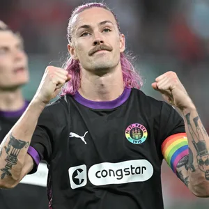 Jackson Irvine ballt die Fäuste zum Jubel