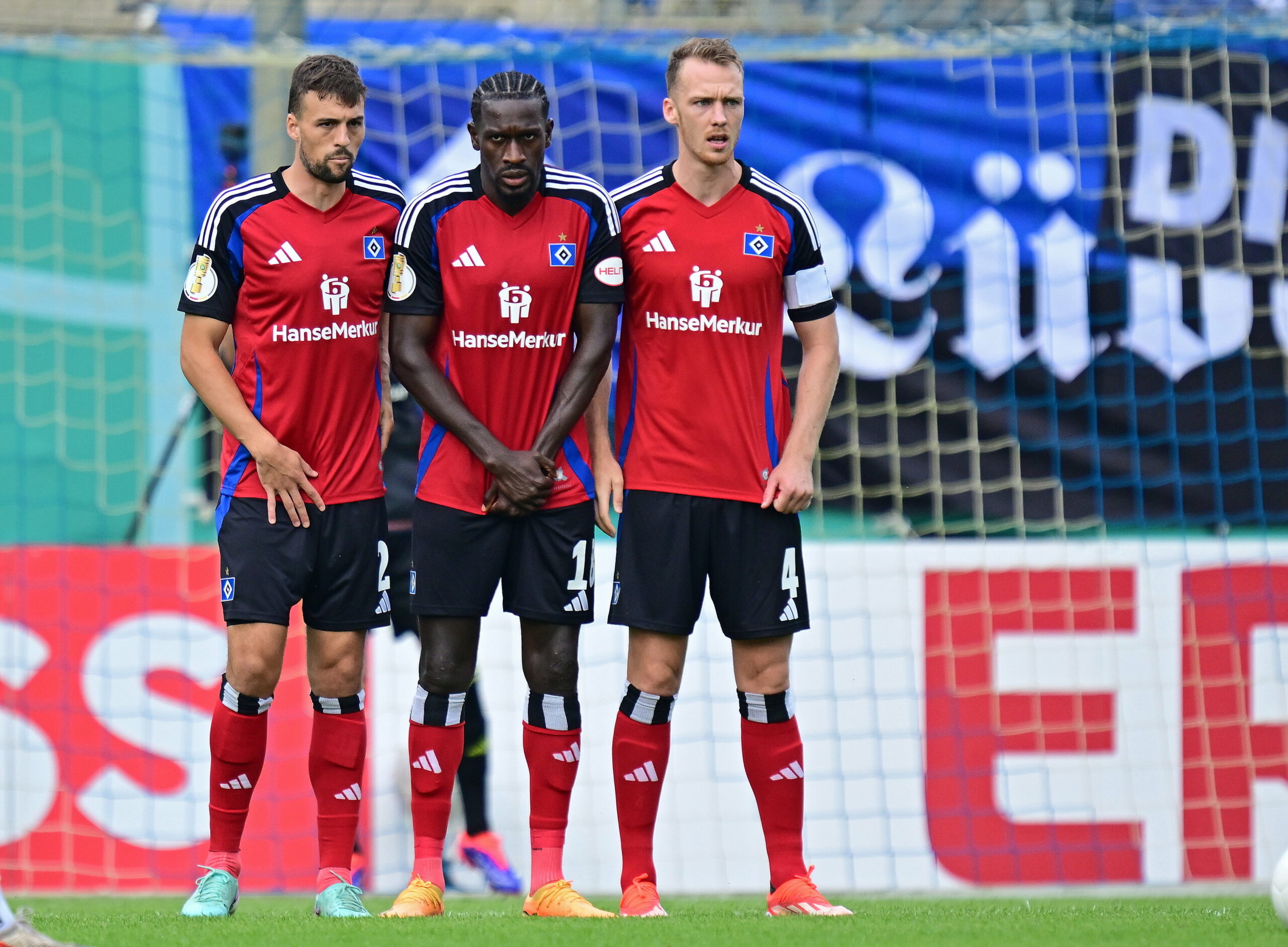 Jonas Meffert, Bakery Jatta und Sebastian Schonlau bilden eine Freistoßmauer