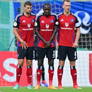 Jonas Meffert, Bakery Jatta und Sebastian Schonlau bilden eine Freistoßmauer