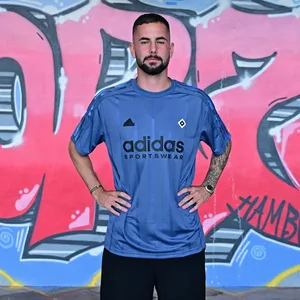 Marco Richter vor einer besprühten Wand