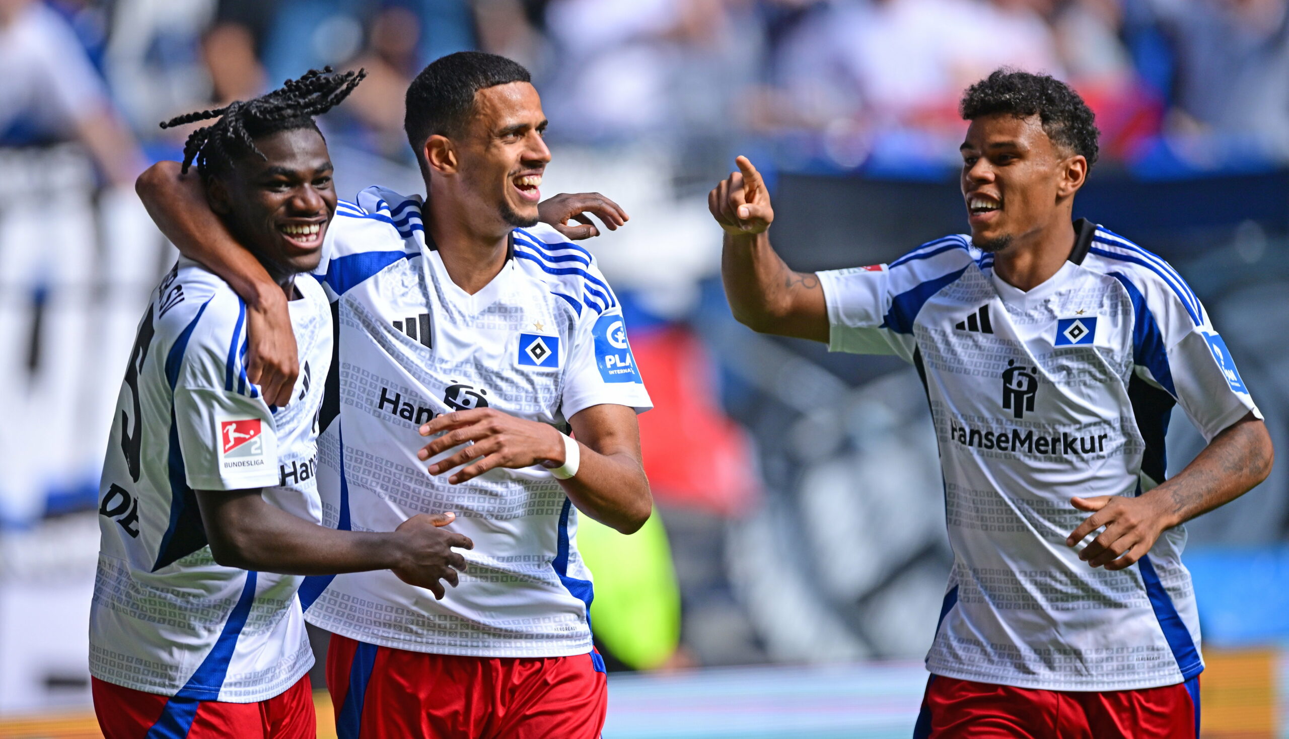 Fabio Balde jubelt mit Robert Glatzel