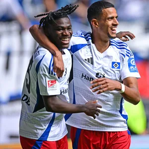 Fabio Balde jubelt mit Robert Glatzel