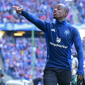 HSV-Profi Jean-Luc Dompé hebt vor der Auswechselbank seinen Zeigefinger