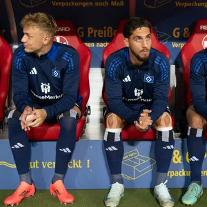 Ludovit Reis, Noah Katterbach und Adam Karabec auf der Auswechselbank