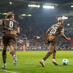 Eric Smith und Elias Saad bei einem Eckball am Millerntor