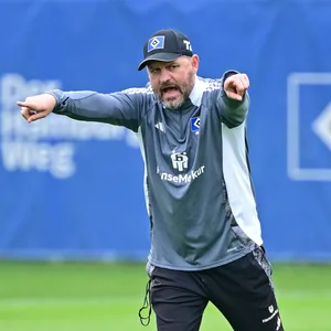 Steffen Baumgart zeigt im HSV-Training in beide Richtungen