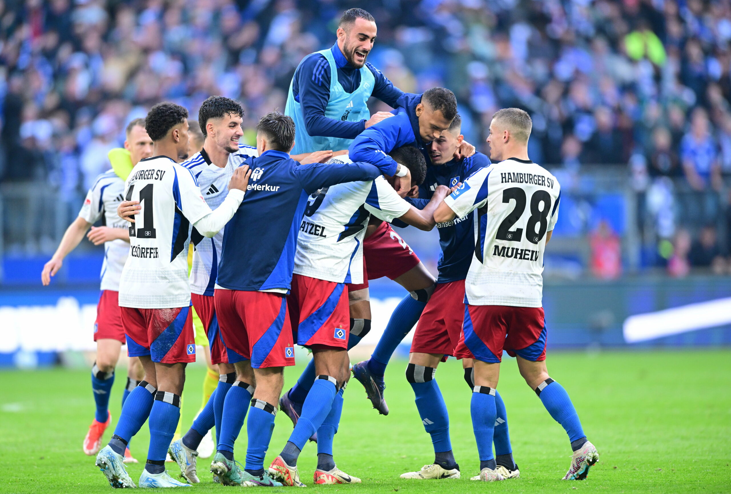 Die HSV-Profis um Lucas Perrin (Mitte) sind im Pokal in Freiburg nur Außenseiter.