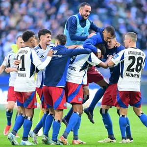 Die HSV-Profis um Lucas Perrin (Mitte) sind im Pokal in Freiburg nur Außenseiter.