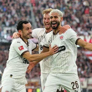 Manolis Saliakas, Carlo Boukhalfa und Elias Saad jubeln in Freiburg