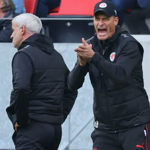 Alexander Blessin (Trainer FC St. Pauli) schreit an der Seitenlinie und schlägt die Hände zusammen