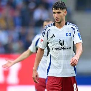 Daniel Elfadli geht mit entschlossenem Blick über das Spielfeld im Volksparkstadion
