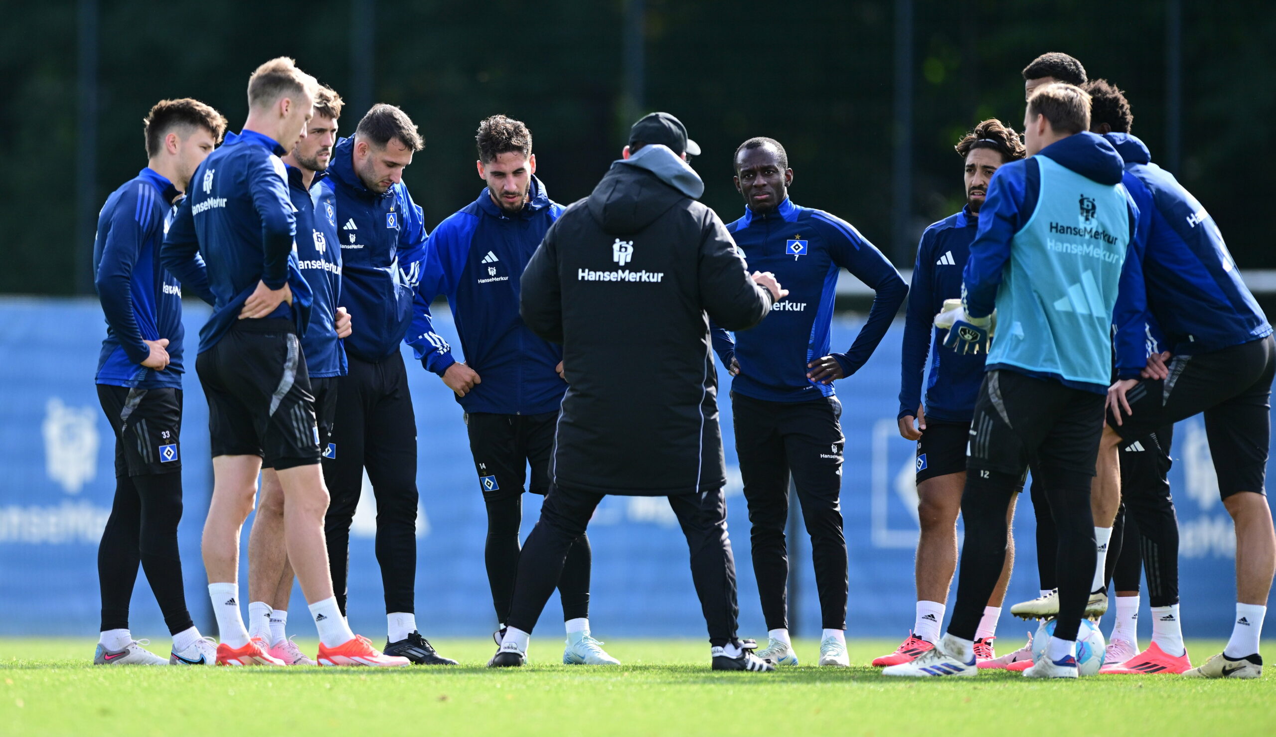 HSV-Trainer Steffen Baumgart spricht auf dem Trainingsplatz im Volkspark zu seinen Spielern.