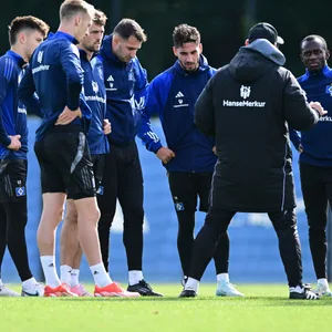 HSV-Trainer Steffen Baumgart spricht auf dem Trainingsplatz im Volkspark zu seinen Spielern.