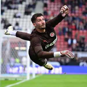 Nikola Vasilj fliegt einem Ball hinterher