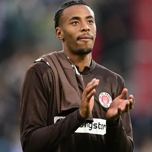 Morgan Guilavogui klatscht in die Hände.