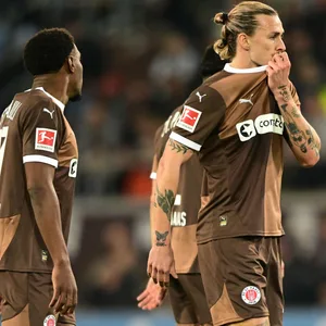 Oladapo Afolayan und Jackson Irvine sind enttäuscht