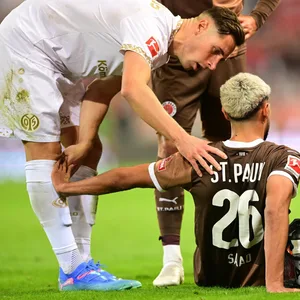 Der Mainzer Dominik Kohr erkundigt sich bei Elias Saad nach dessen Befinden