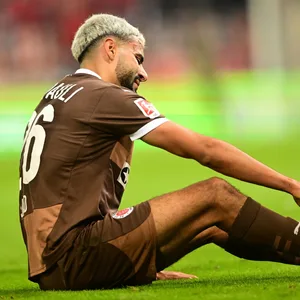 Elias Saad liegt verletzt auf dem Rasen