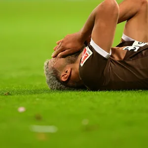 Elias Saad liegt am Boden und hält sich die Hände vors Gesicht. Zuvor war er von Mainz-Profi Kohr gefoult worden.