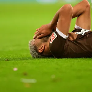 Elias Saad fässt sich ins Gesicht