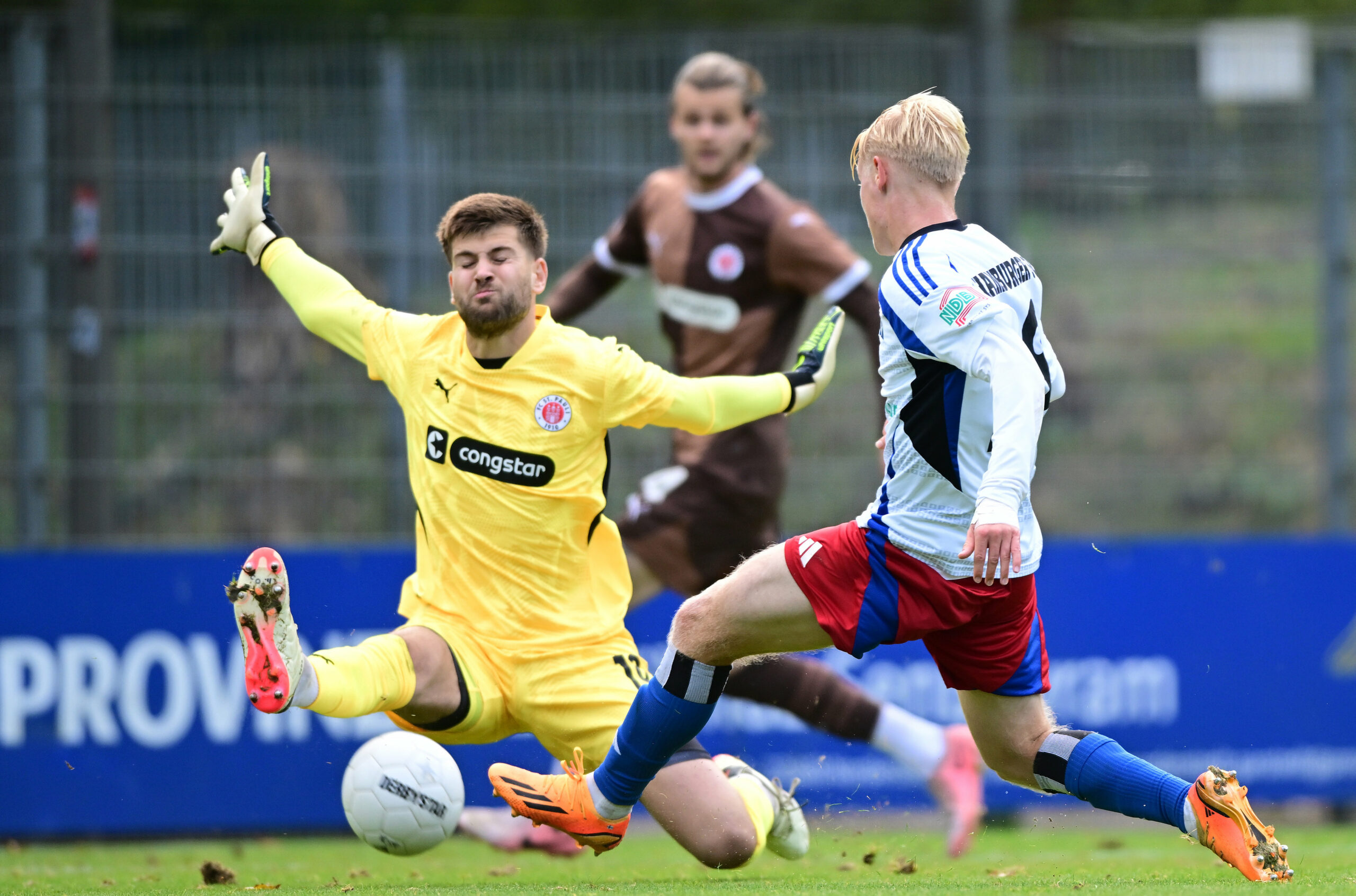 St. Pauli-Torwart Ben Voll rettete stark gegen Jesse Kilo, musste später aber verletzt vom Platz.