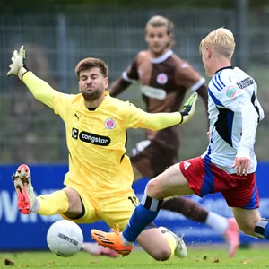 St. Pauli-Torwart Ben Voll rettete stark gegen Jesse Kilo, musste später aber verletzt vom Platz.
