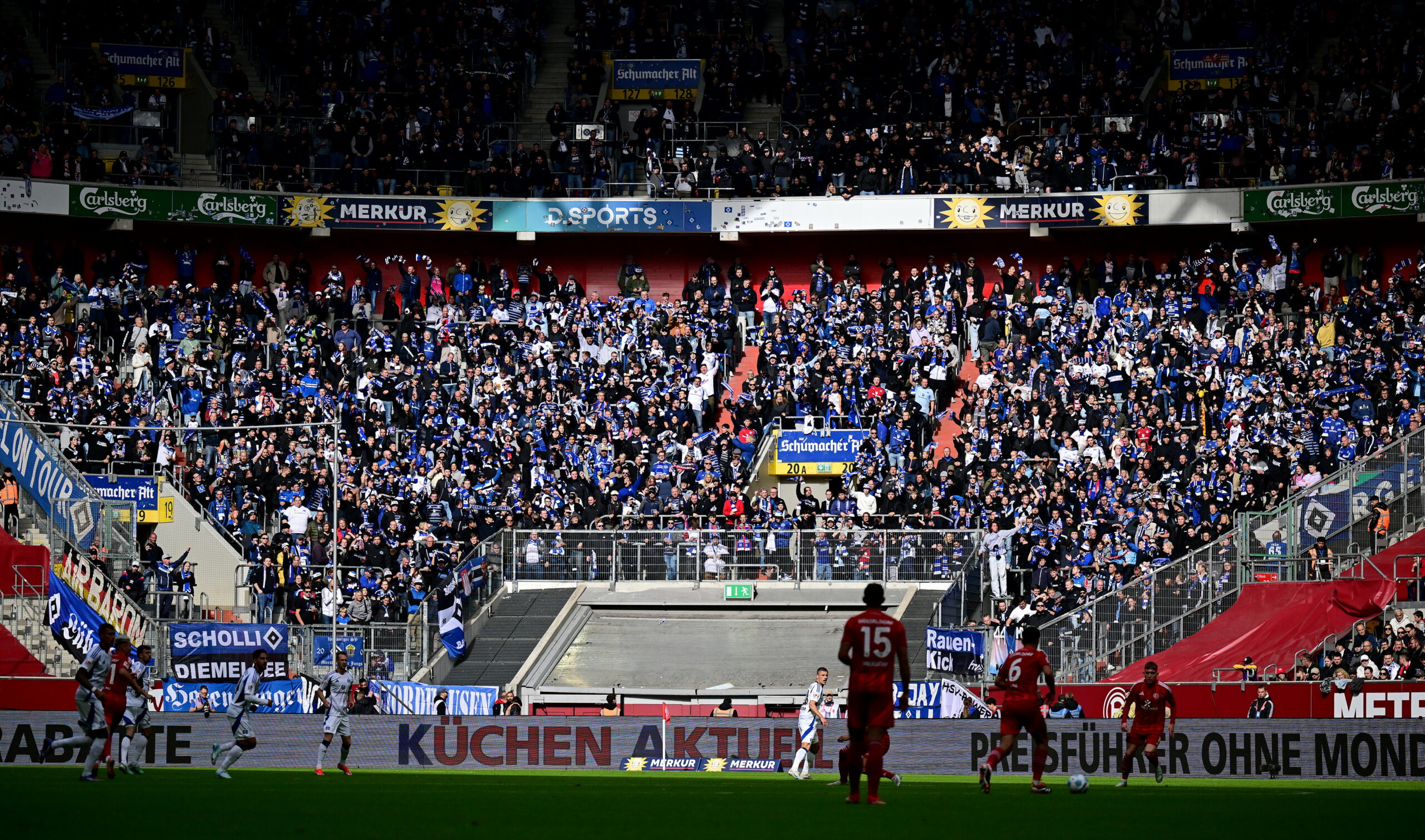 HSV-Fans im Gästeblock in Düsseldorf