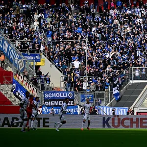 HSV-Fans im Gästeblock in Düsseldorf