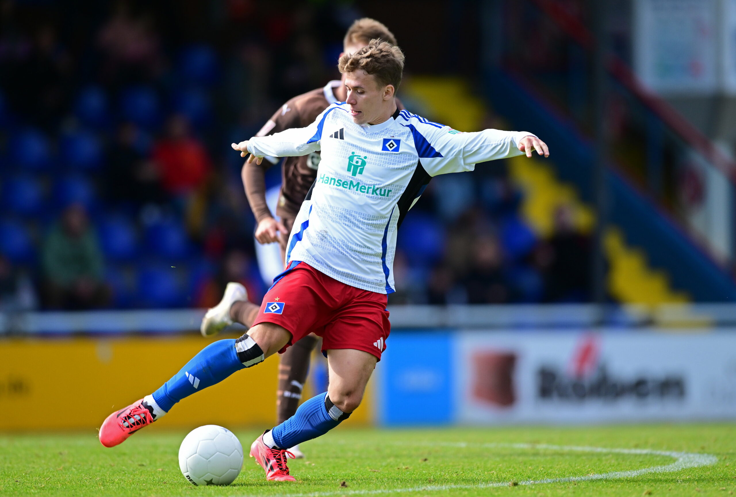 Anssi Suhonen im Derby gegen St. Pauli am Ball