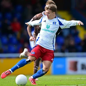 Anssi Suhonen im Derby gegen St. Pauli am Ball
