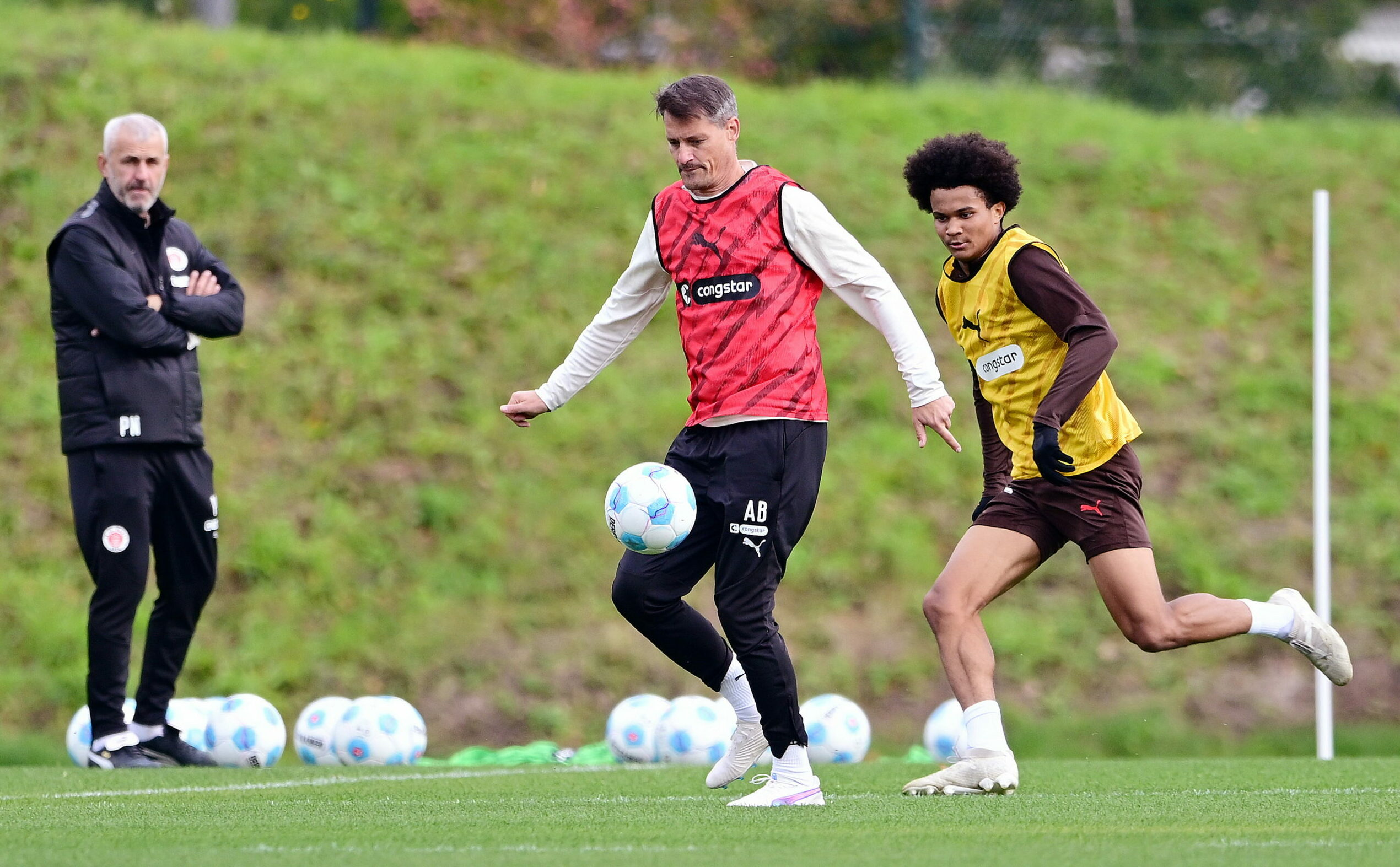 Alexander Blessin spielt beim St. Pauli-Training mit