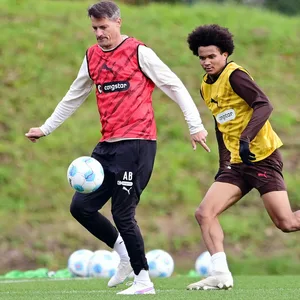 Alexander Blessin spielt beim St. Pauli-Training mit