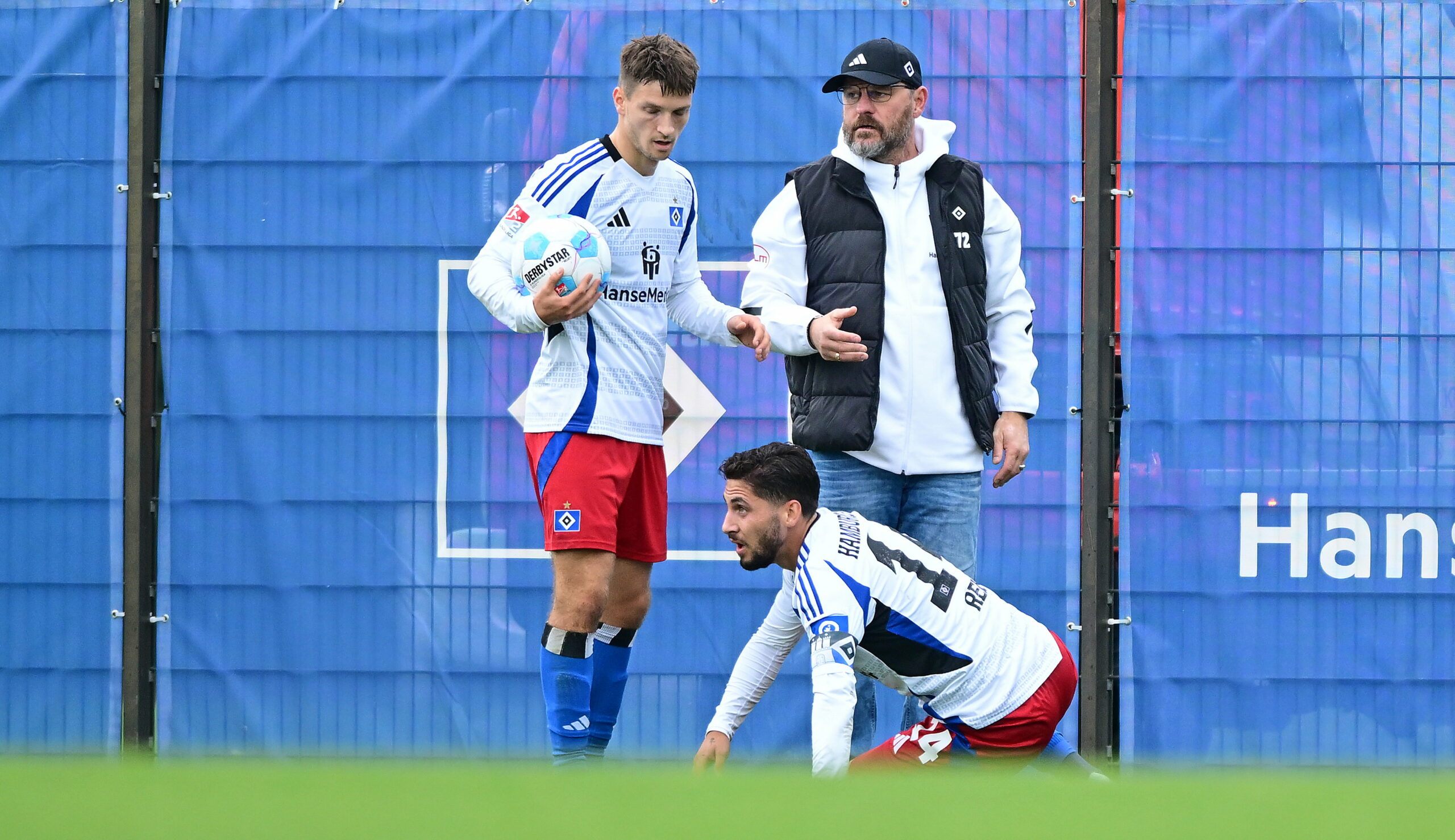 HSV-Trainer Steffen Baumgart im Gespräch mit Noah Katterbach