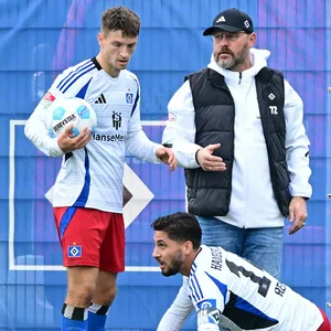 HSV-Trainer Steffen Baumgart im Gespräch mit Noah Katterbach