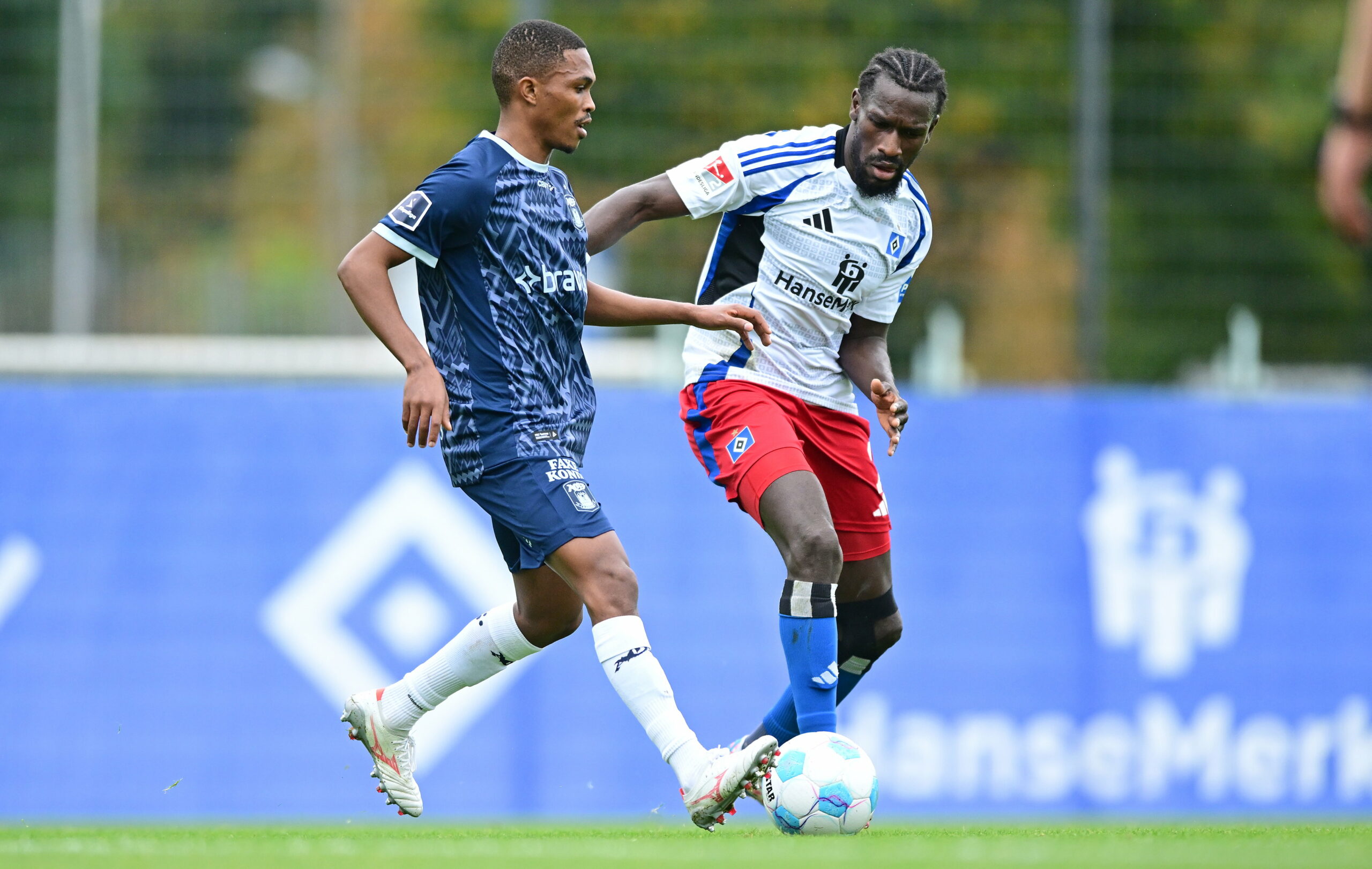 Bakery Jatta im HSV-Testspiel gegen Gift Links (l.) von Aarhus GF.