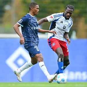 Bakery Jatta im HSV-Testspiel gegen Gift Links (l.) von Aarhus GF.