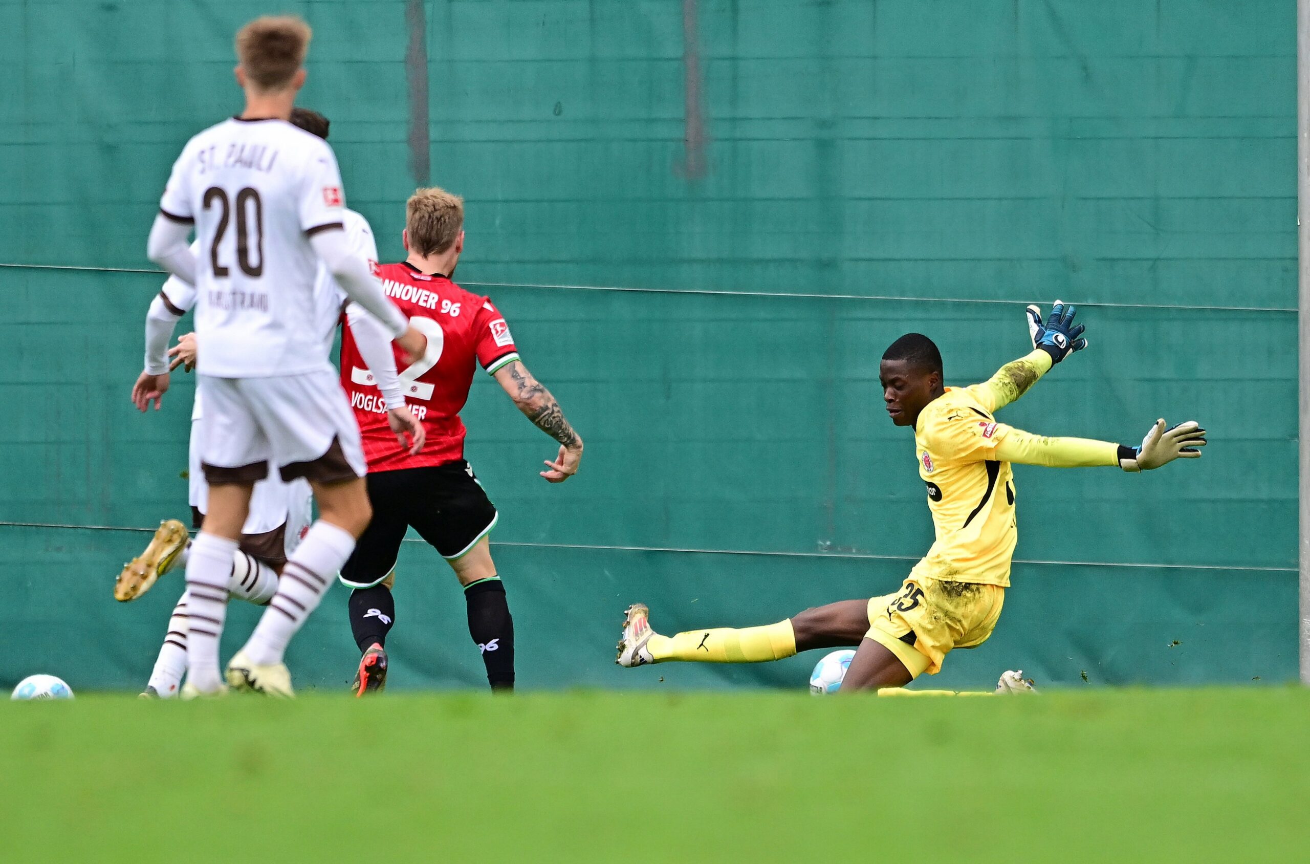 Ronny Seibt kassiert ein Gegentor in Hannover