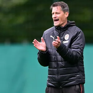 Alexander Blessin klatscht in die Hände