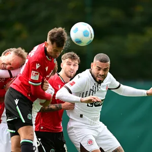 Ein Spielerpulk versucht zu köpfen