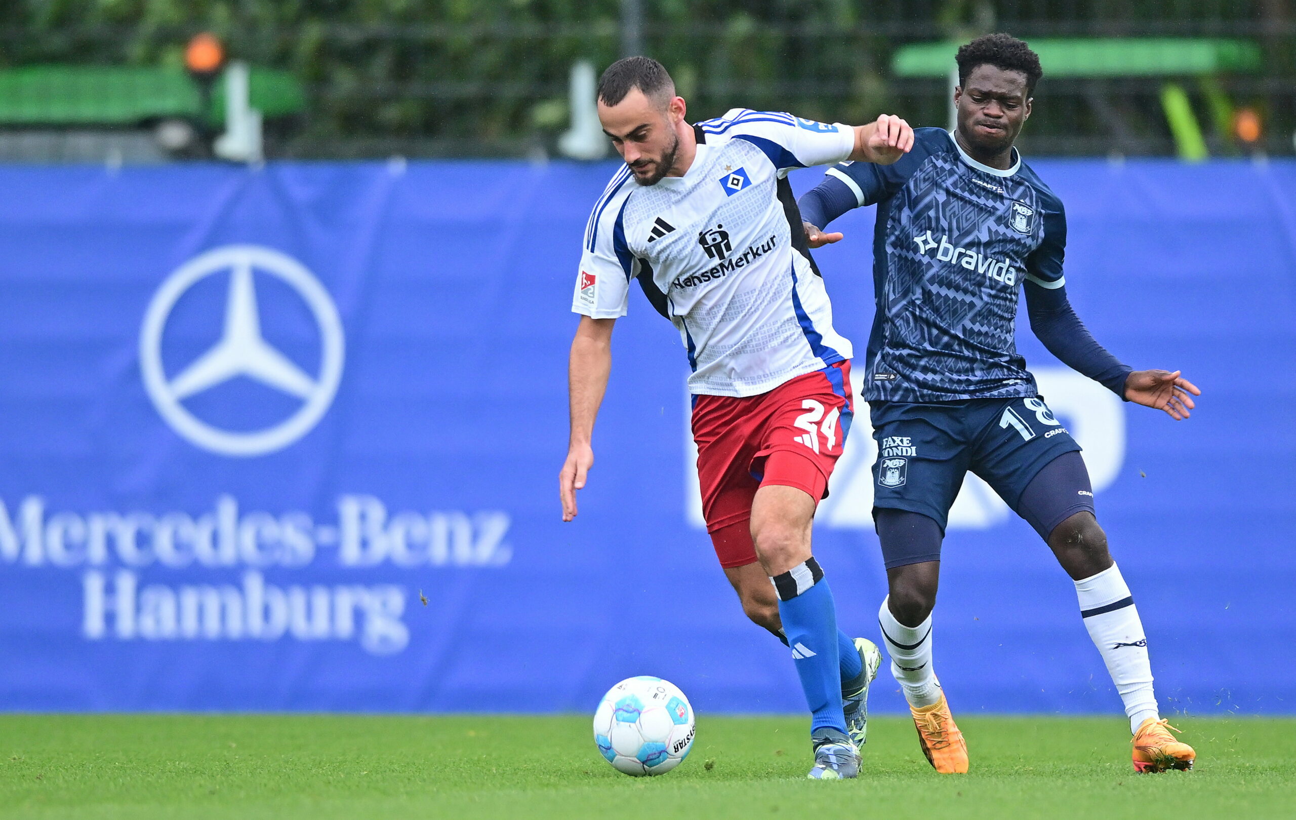 HSV-Verteidiger Lucas Perrin im Zweikampf mit Richmond Gyamfi (Aarhus)