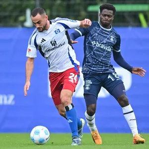 HSV-Verteidiger Lucas Perrin im Zweikampf mit Richmond Gyamfi (Aarhus)