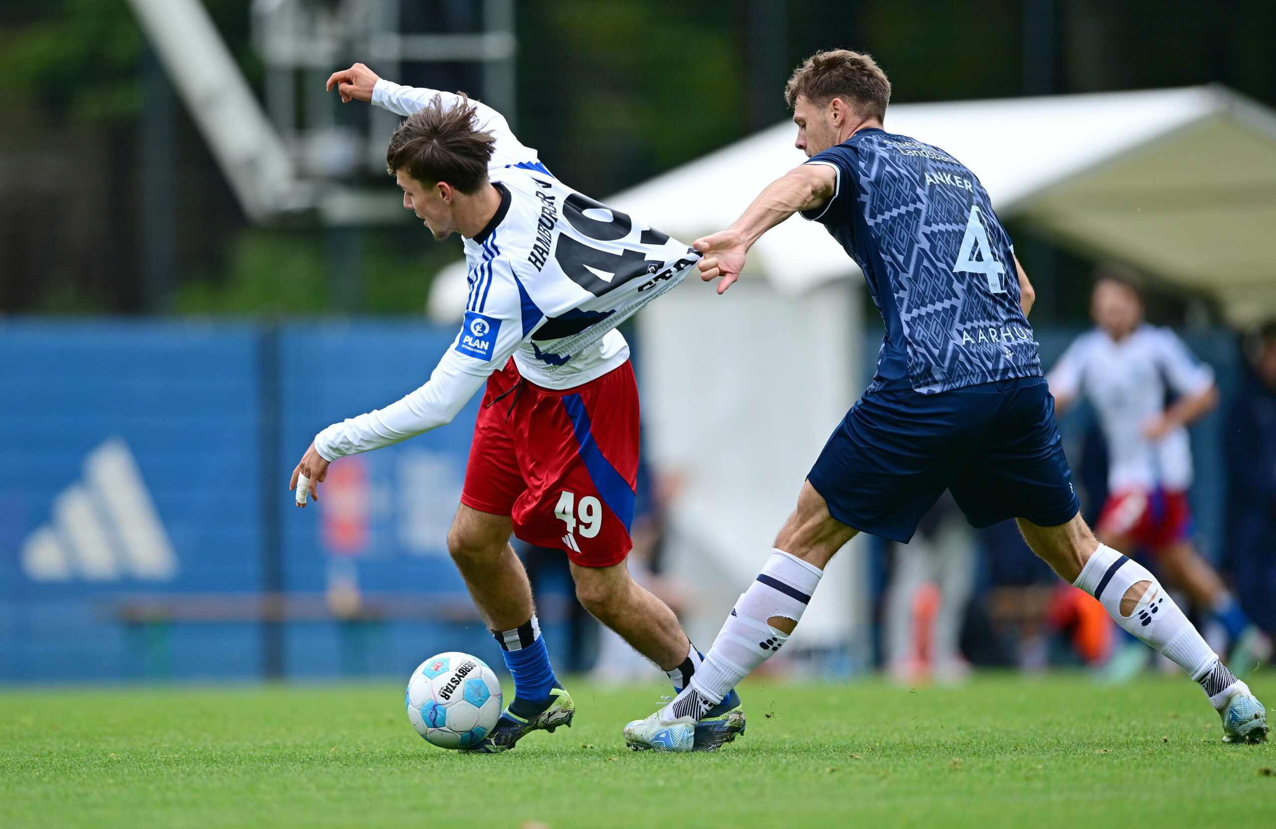 HSV-Stürmer Otto Stange gegen Tobias Anker (Aarhus)