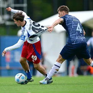 HSV-Stürmer Otto Stange gegen Tobias Anker (Aarhus)