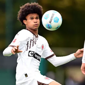 Julien Yanda (l.) und Tom Politz beim Spiel in Hannover