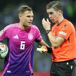 Joshua Kimmich diskutiert mit dem Schiedsrichter