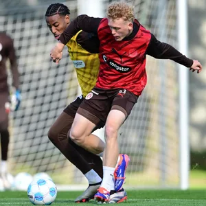 Marwin Schmitz im Zweikampf mit Morgan Guilavogui