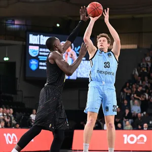 Kevin Hervey im Zweikampf mit Patrick Heckmann